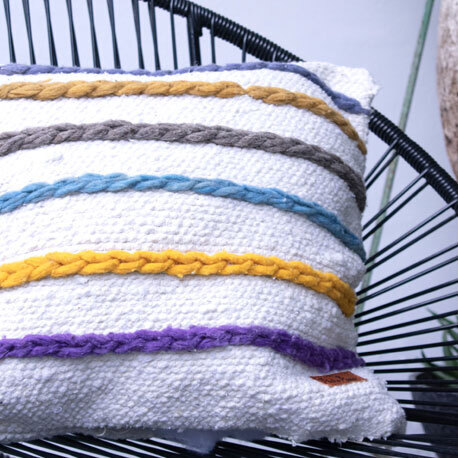 Cojín de lana con líneas de colores 